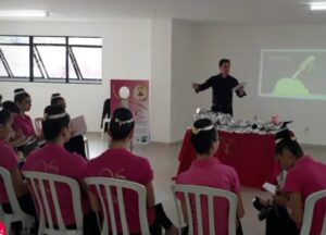 Deivid Paida ministrando palestra sobre gestão de carreira para as professoras, durante o treinamento, em Criciúma.