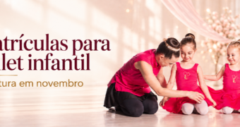 Professora da SD Ballet orientando duas alunas em banner sobre matrículas para ballet infantil em Criciúma