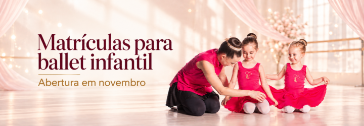Professora da SD Ballet orientando duas alunas em banner sobre matrículas para ballet infantil em Criciúma