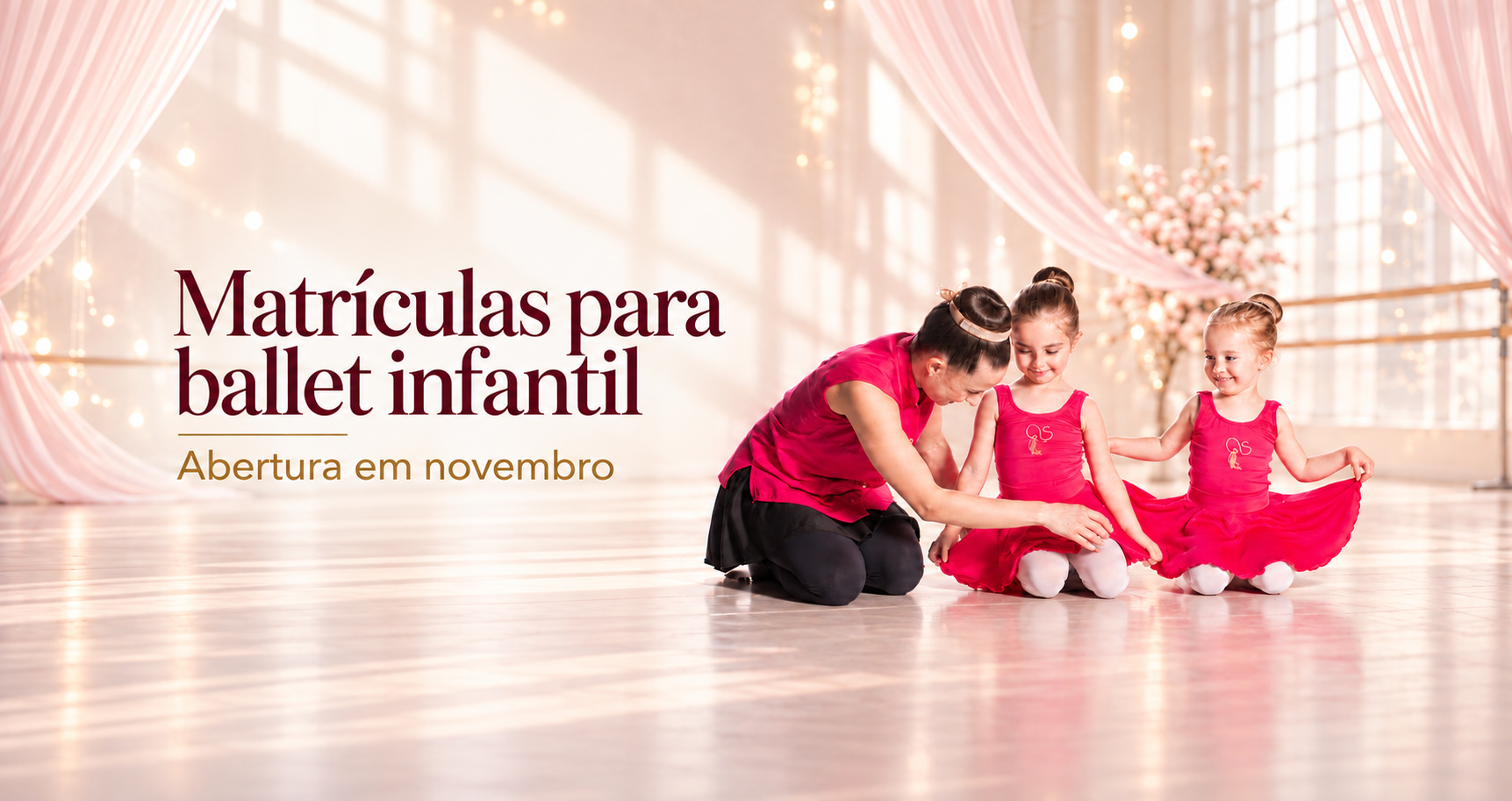 Professora da SD Ballet orientando duas alunas em capa sobre matrículas para ballet infantil em Criciúma
